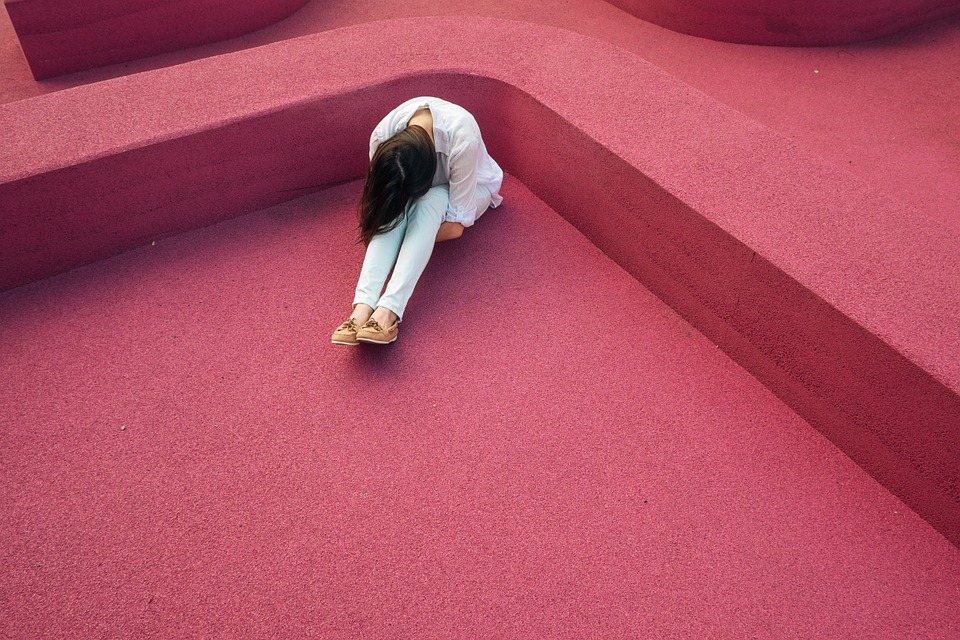 girl sad isolated863686 960 720